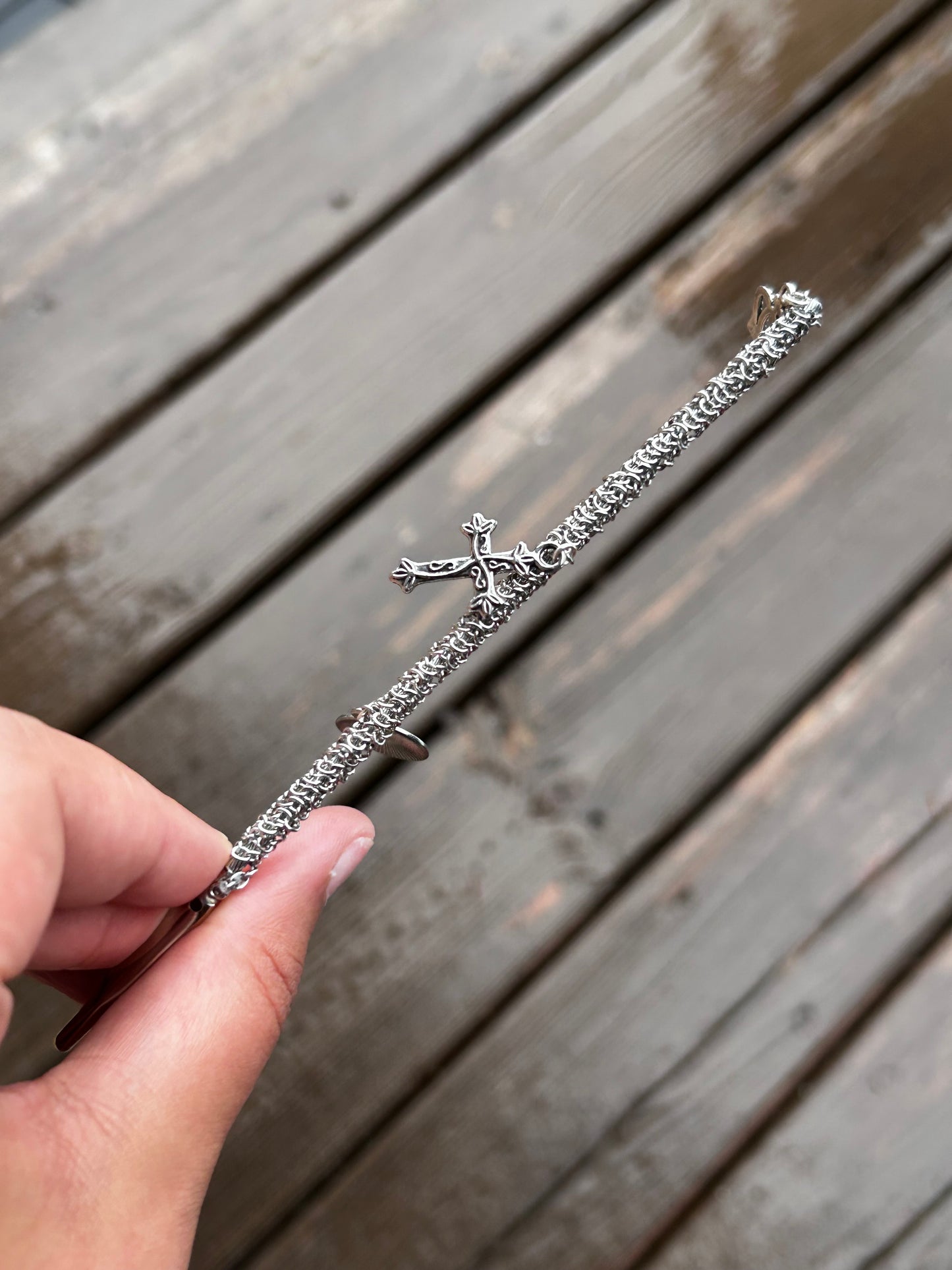 “Struck” Garden Clip