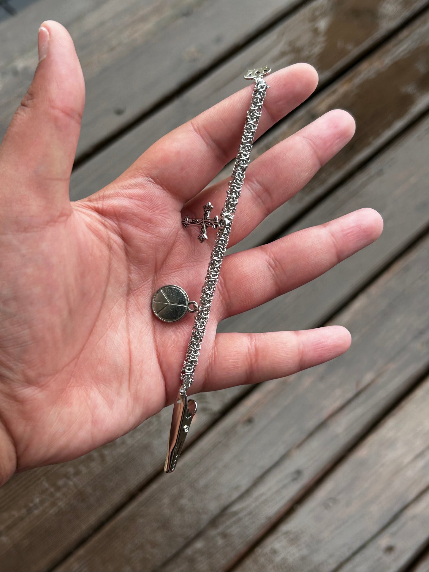 “Struck” Garden Clip