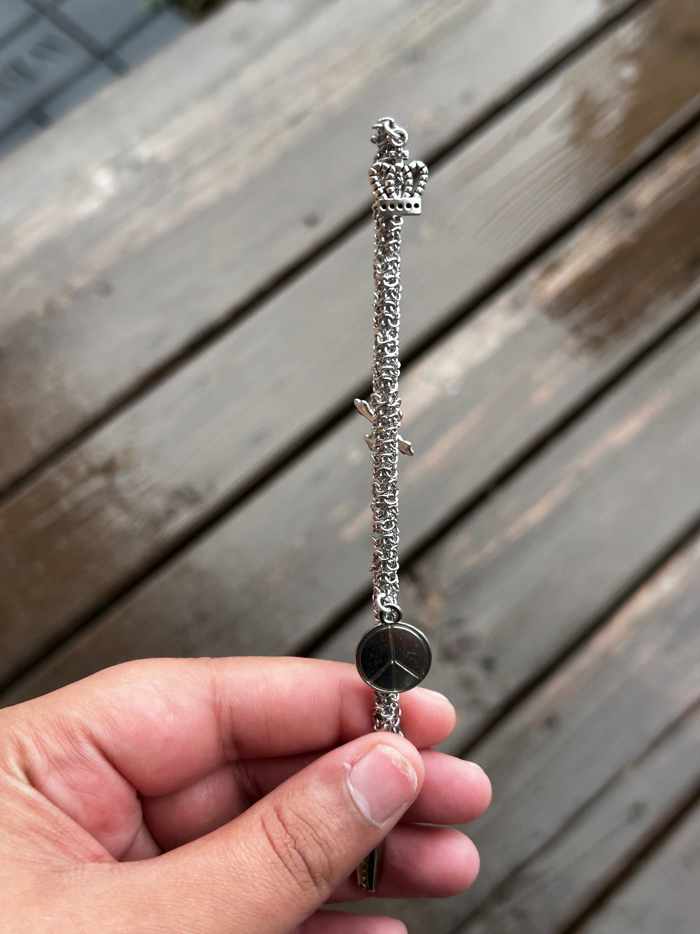 “Struck” Garden Clip