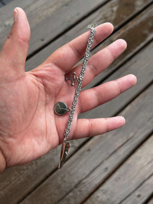 “Struck” Garden Clip